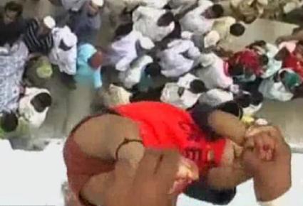 هنود يرمون أطفالهم من إرتفاع 30 قدم من أجل الحظ